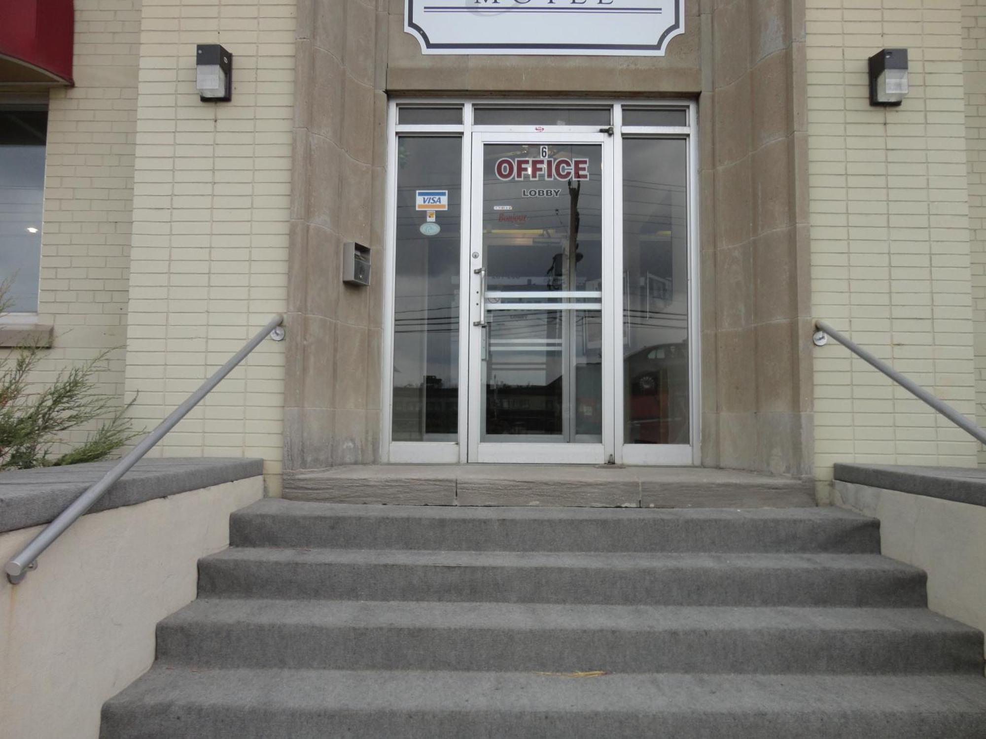 Canadas Best Value Inn Kapuskasing Exterior photo