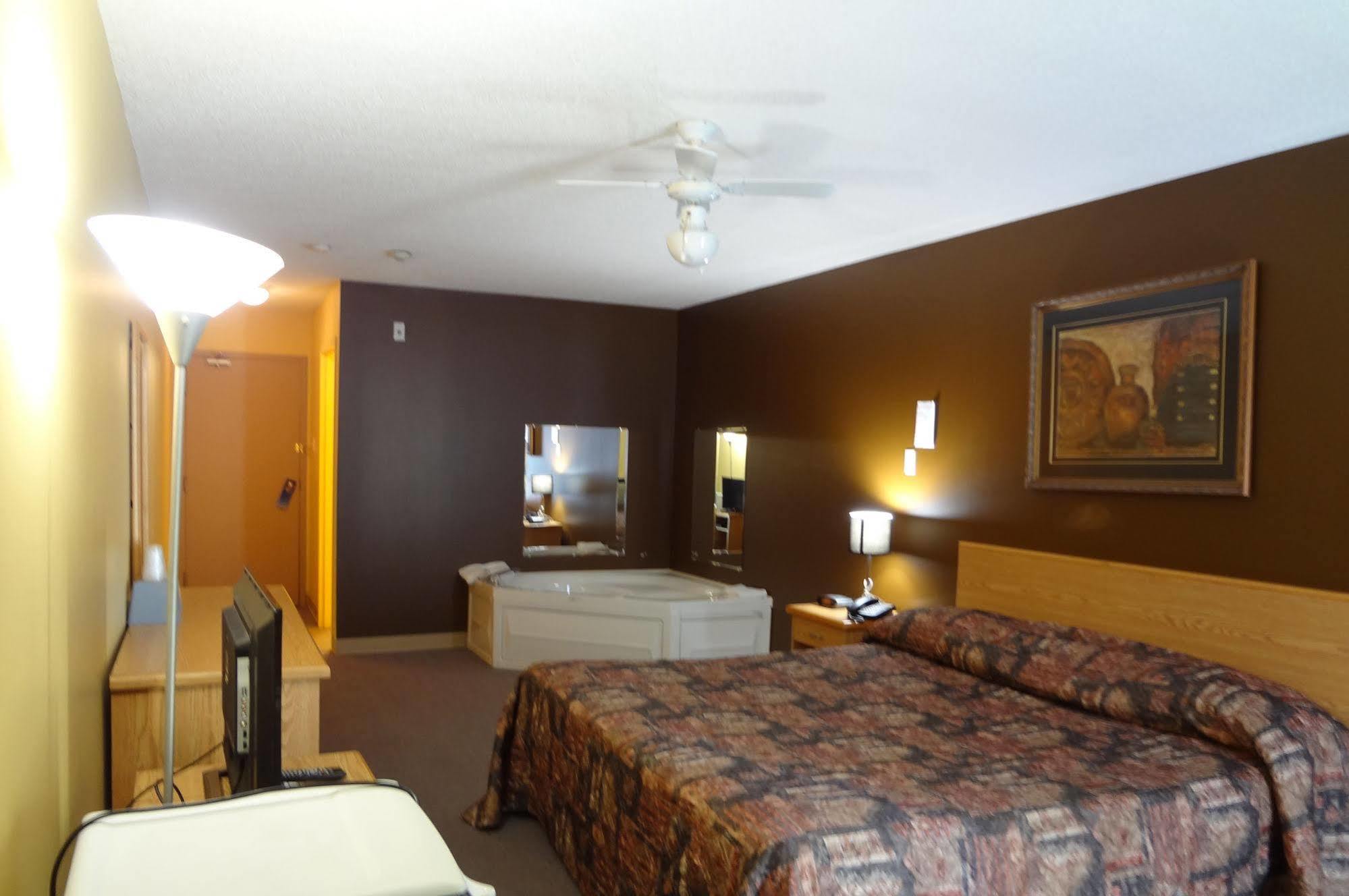 Canadas Best Value Inn Kapuskasing Exterior photo